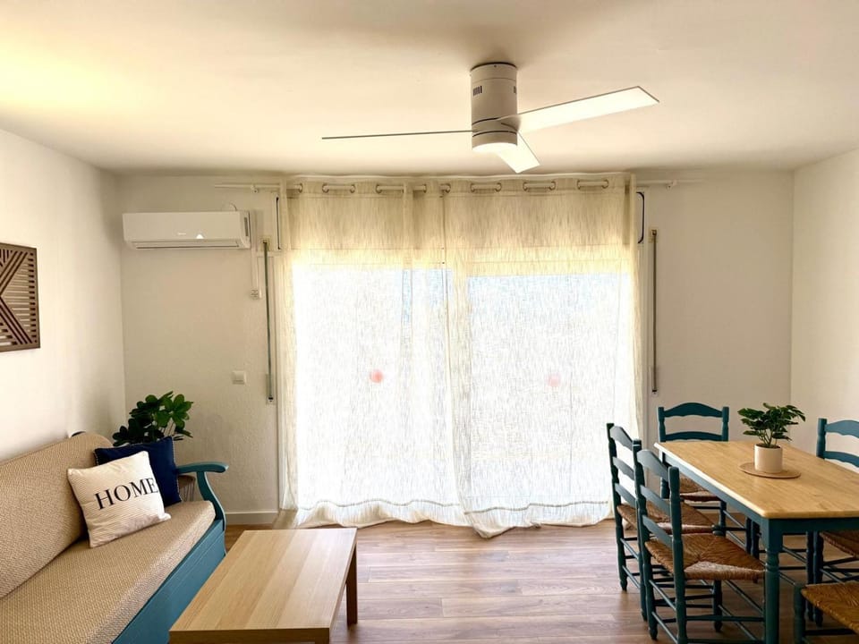 Seating area, Dining area, air conditioner