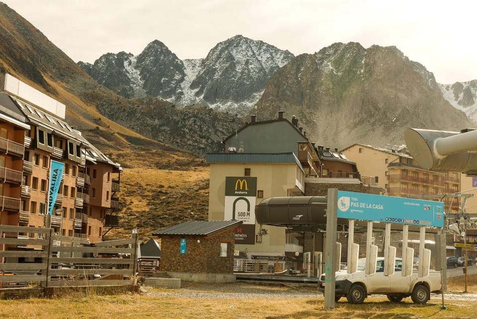 Nearby landmark, Natural landscape, Skiing, Mountain view