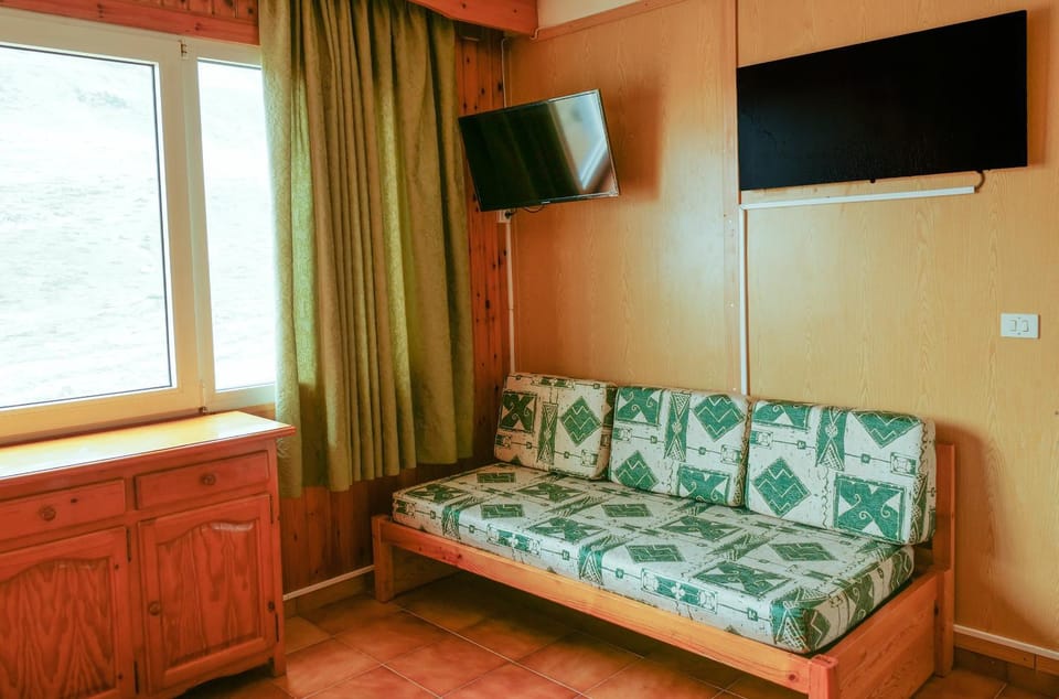 Bed, TV and multimedia, Living room, Seating area