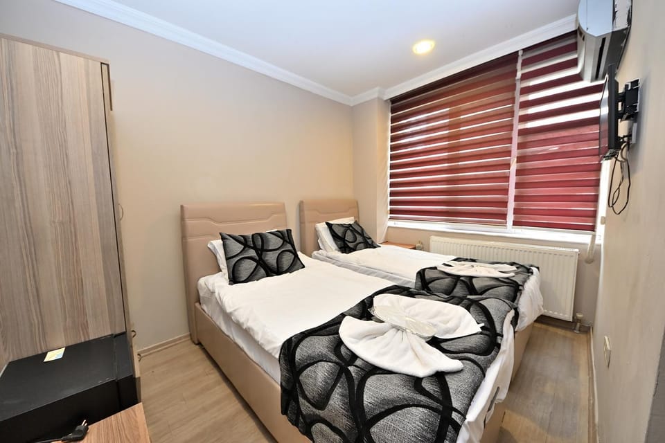 Bed, TV and multimedia, Photo of the whole room, Bedroom, towels