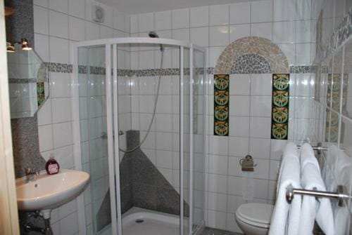 Shower, Toilet
