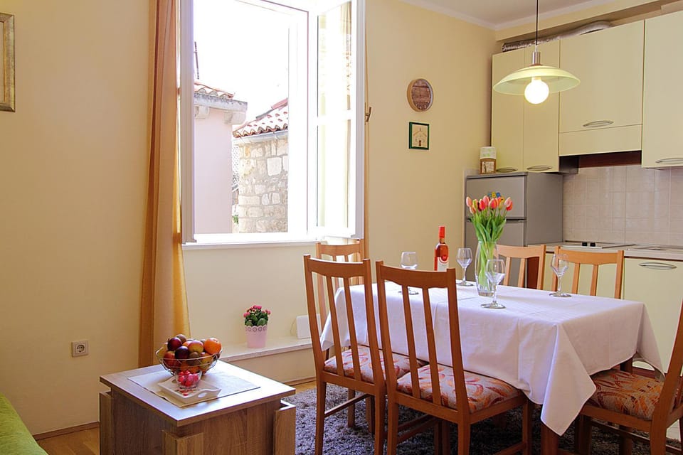 TV and multimedia, Coffee/tea facilities, Kitchen or kitchenette, Living room, Decorative detail, Seating area, Dining area