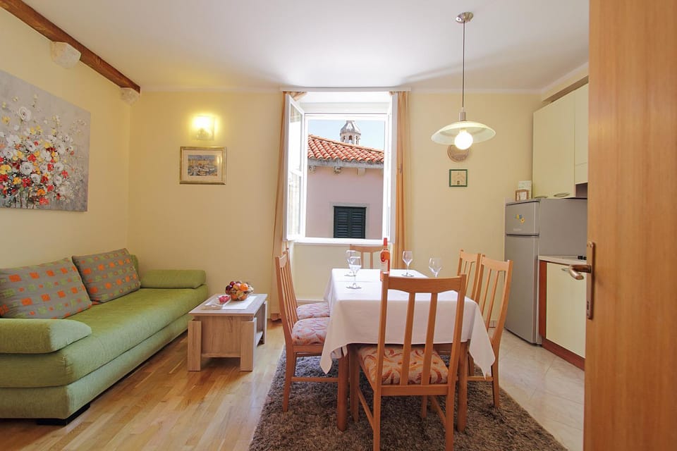 TV and multimedia, Coffee/tea facilities, Kitchen or kitchenette, Living room, Photo of the whole room, Decorative detail, Seating area, Dining area