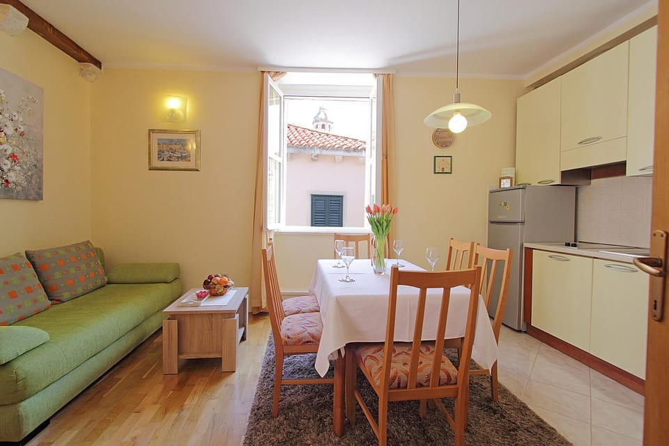 TV and multimedia, Coffee/tea facilities, Kitchen or kitchenette, Living room, Photo of the whole room, Decorative detail, Seating area, Dining area, City view