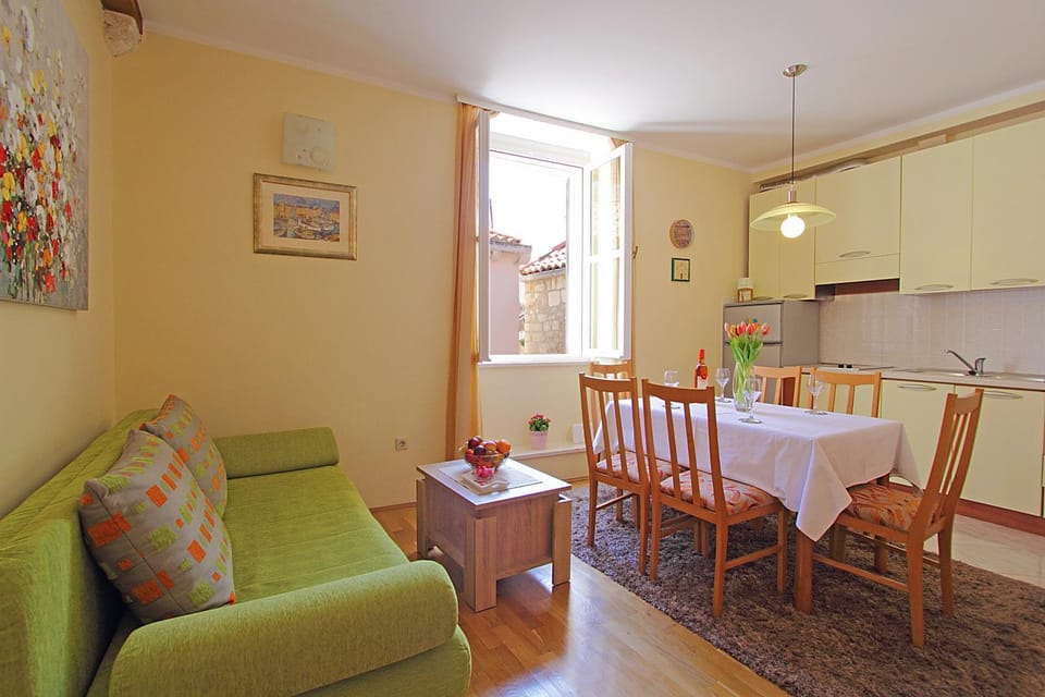 TV and multimedia, Coffee/tea facilities, Kitchen or kitchenette, Living room, Photo of the whole room, Decorative detail, Seating area, Dining area, Street view