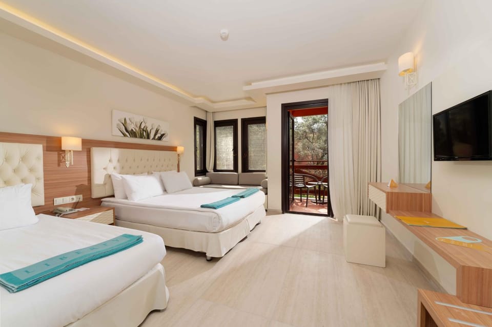 Bed, TV and multimedia, Photo of the whole room, Bedroom