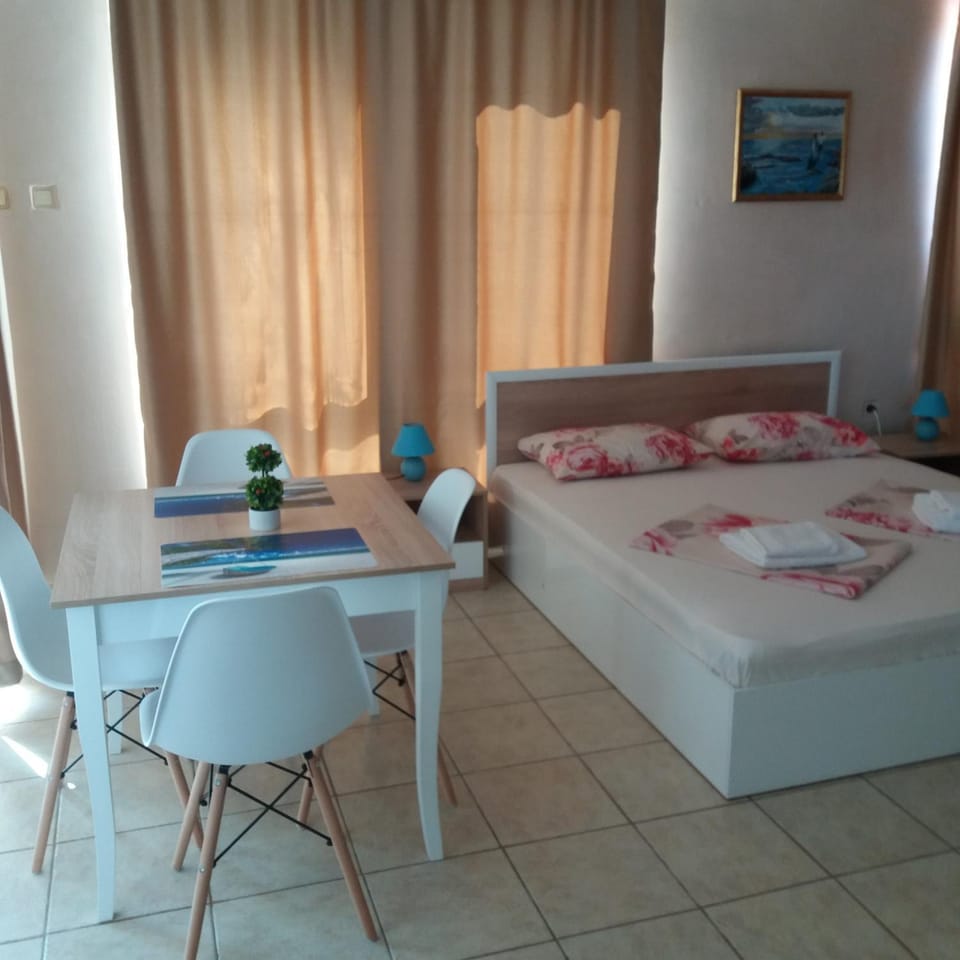 Bed, Dining area, Bedroom