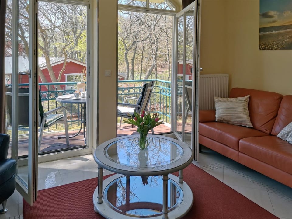 View (from property/room), Balcony/Terrace, Living room