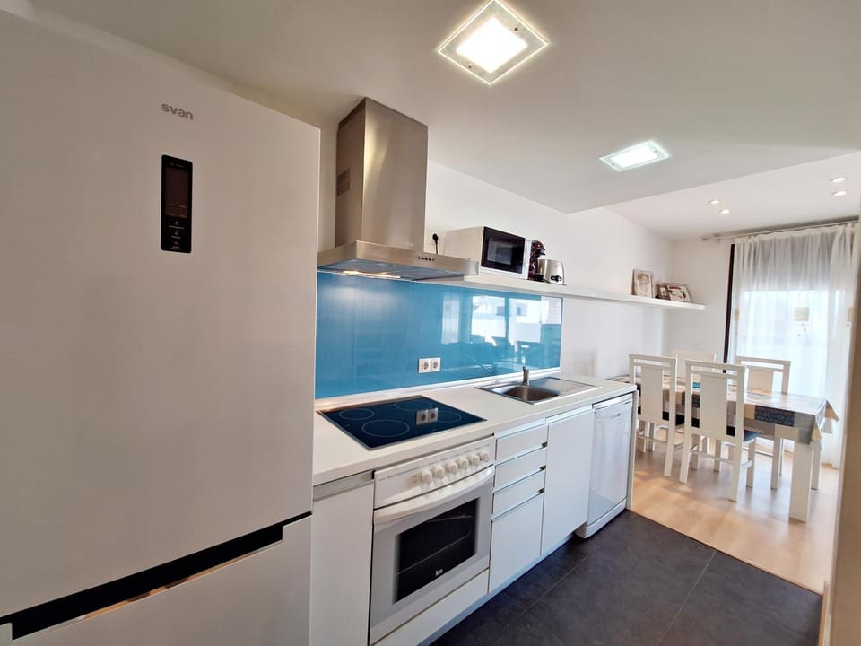 Kitchen or kitchenette, dishwasher, oven, toaster