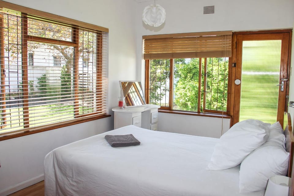 Photo of the whole room, Bedroom, Garden view