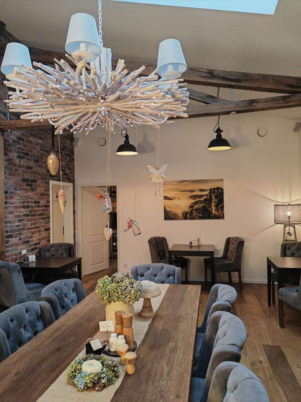 Restaurant/places to eat, Internal: Not applicable to any particular room