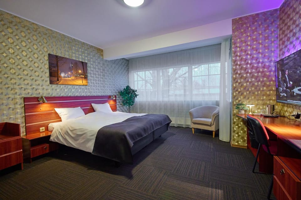 Bed, TV and multimedia, Photo of the whole room, Bedroom, hair dresser