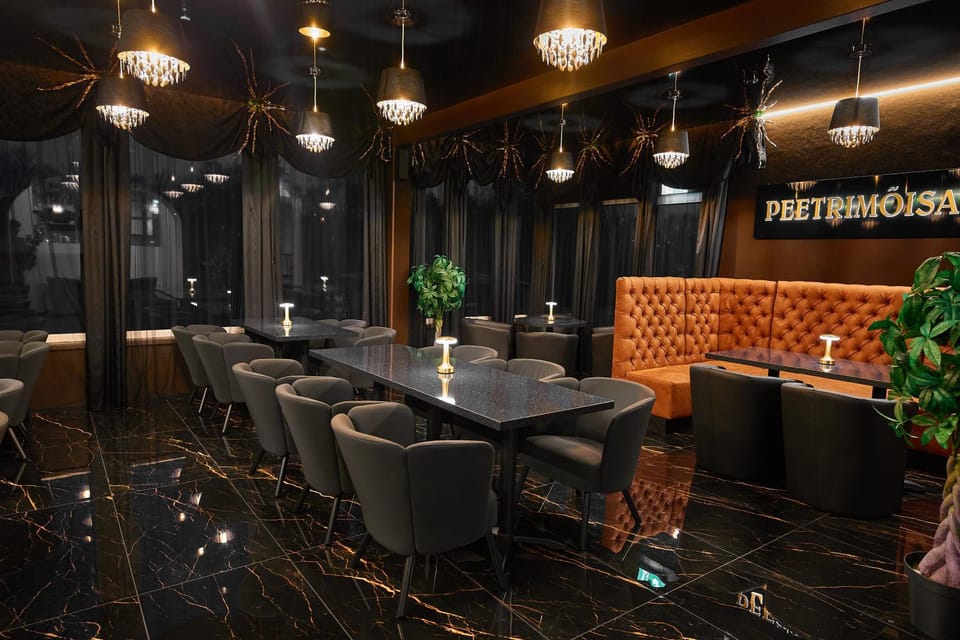 Restaurant/places to eat, Lounge or bar, Banquet/Function facilities, Seating area