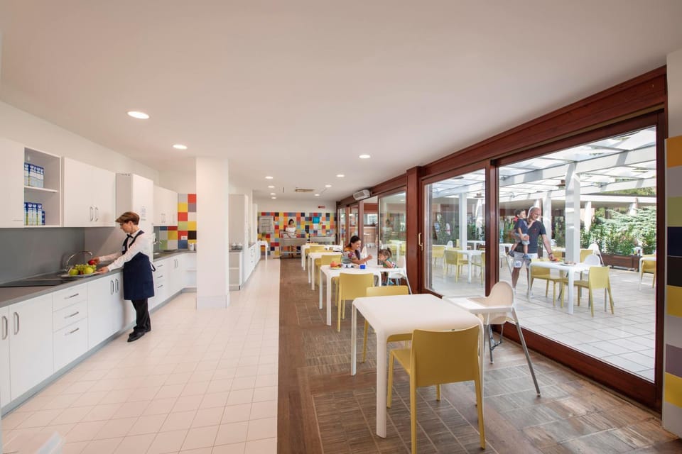 Restaurant/places to eat, People, children, group of guests