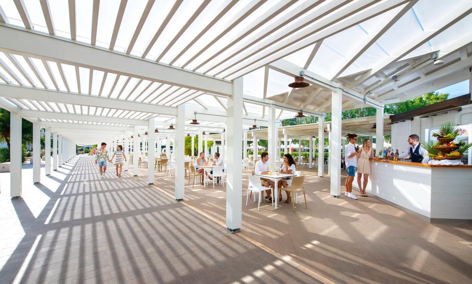 Restaurant/places to eat, Day, People, Food and drinks, Banquet/Function facilities, Food, group of guests