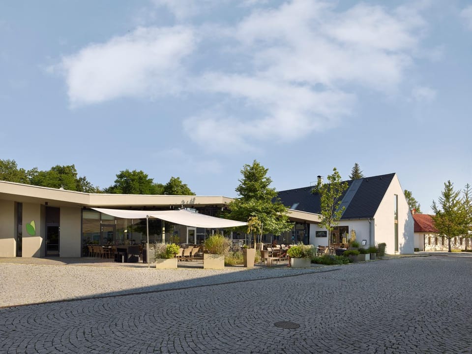 Property building, Restaurant/places to eat