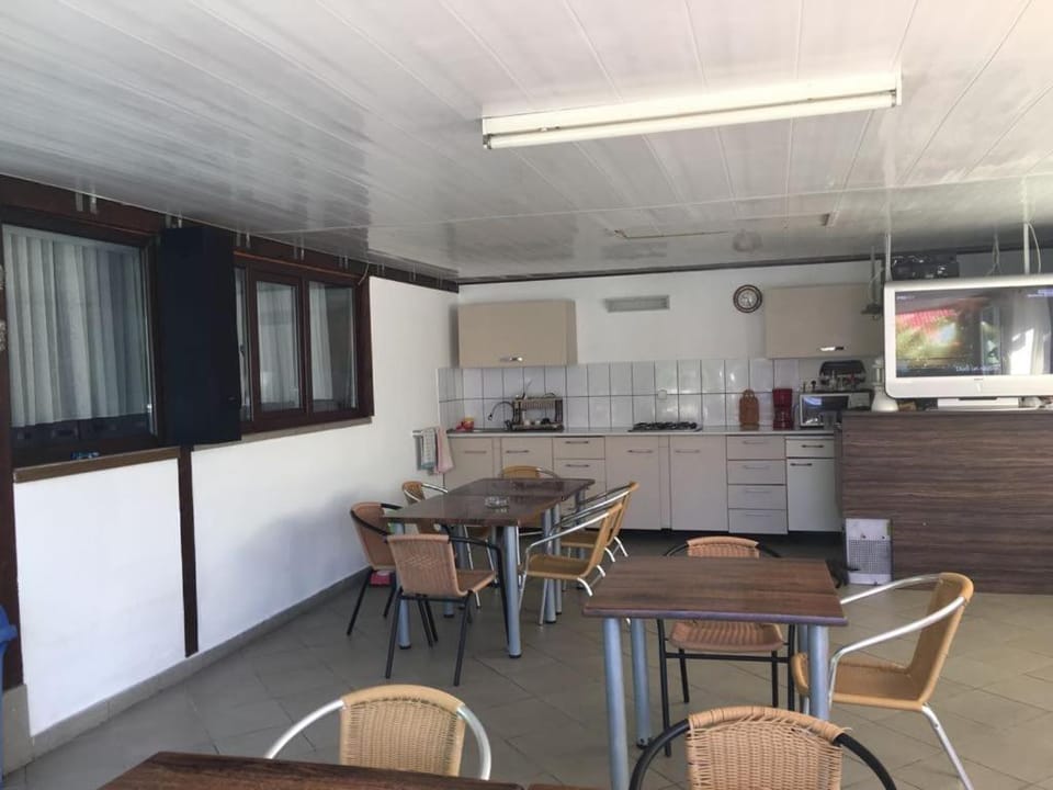 Kitchen or kitchenette, Dining area, Communal kitchen