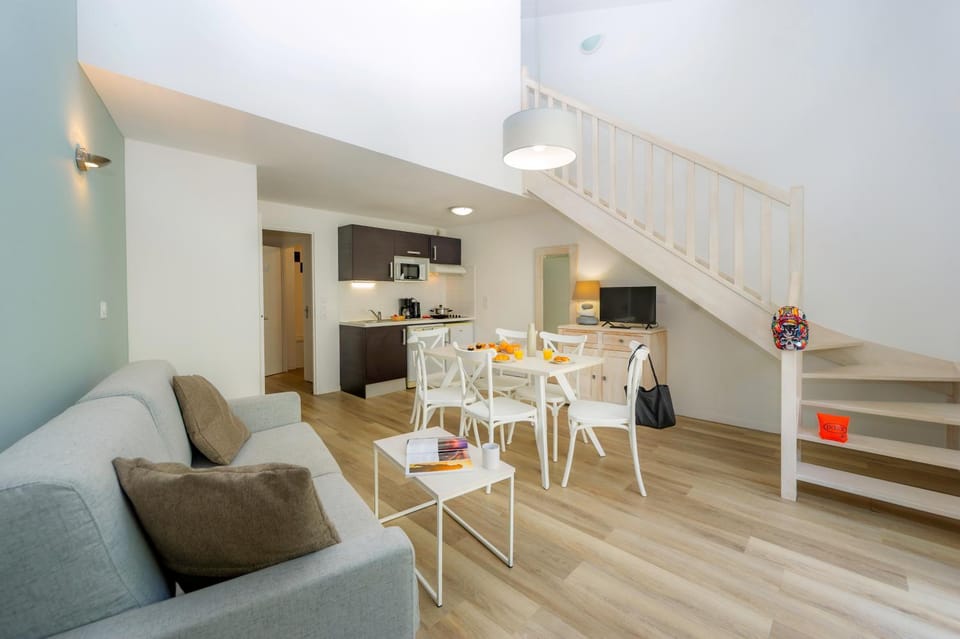 Kitchen or kitchenette, Living room