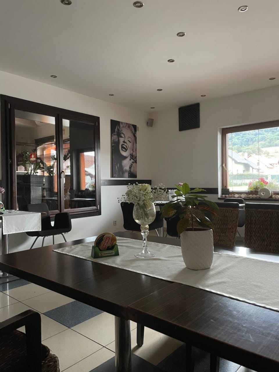 Seating area, Dining area