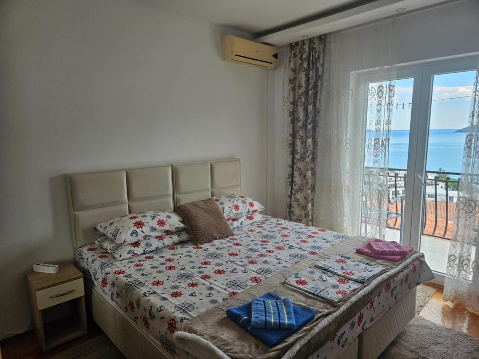Bed, View (from property/room), Balcony/Terrace, Photo of the whole room, Bedroom, Sea view, towels