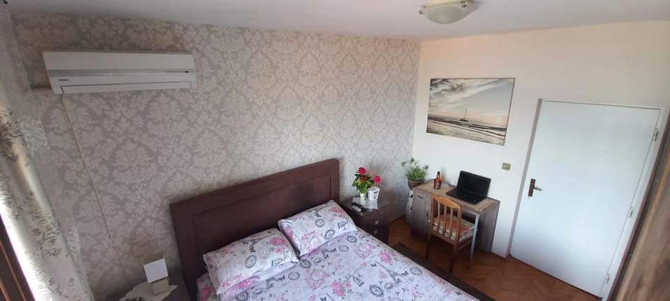 Bed, Photo of the whole room, Seating area, Bedroom, internet, air conditioner