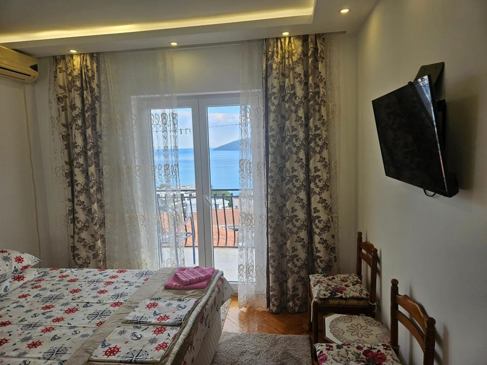 Communal lounge/ TV room, Bed, TV and multimedia, Photo of the whole room, Bedroom, towels, air conditioner