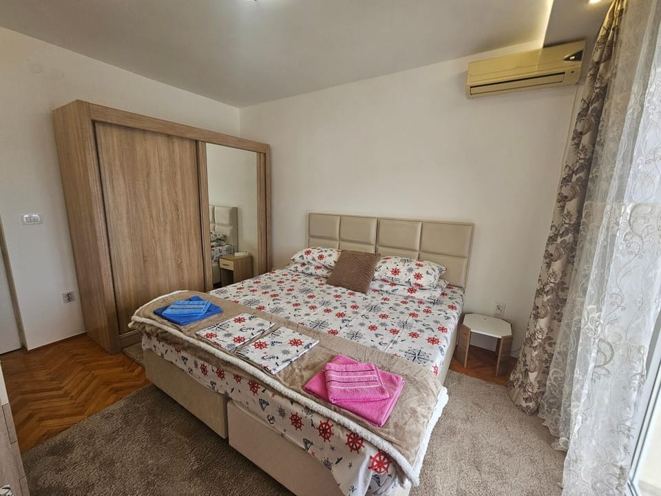 Bed, Photo of the whole room, Bedroom, towels, wardrobe