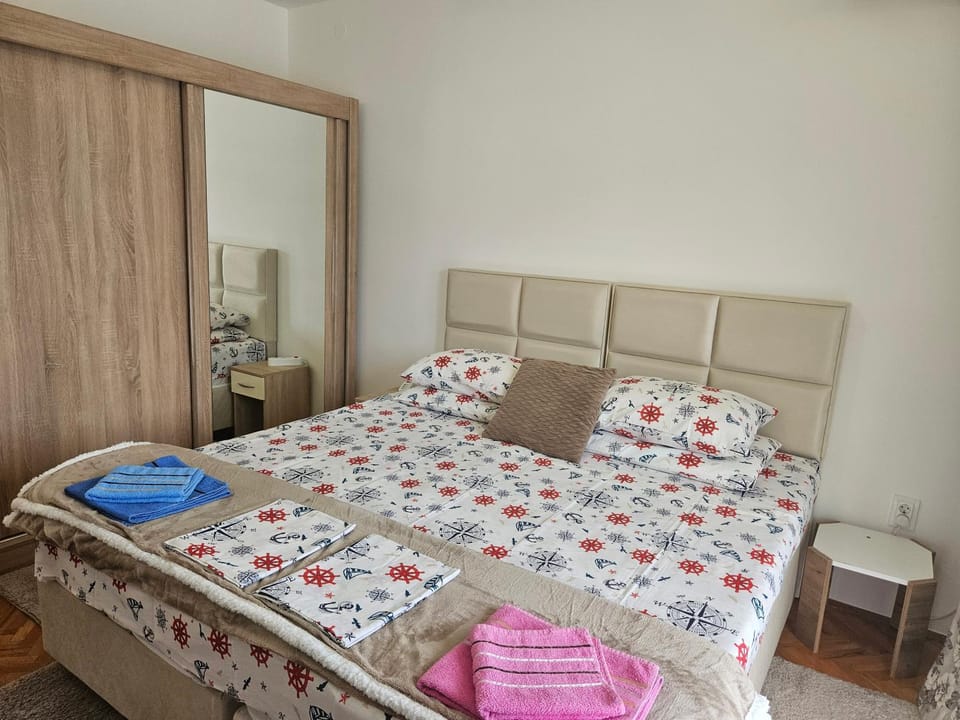 Bed, Photo of the whole room, Bedroom, towels