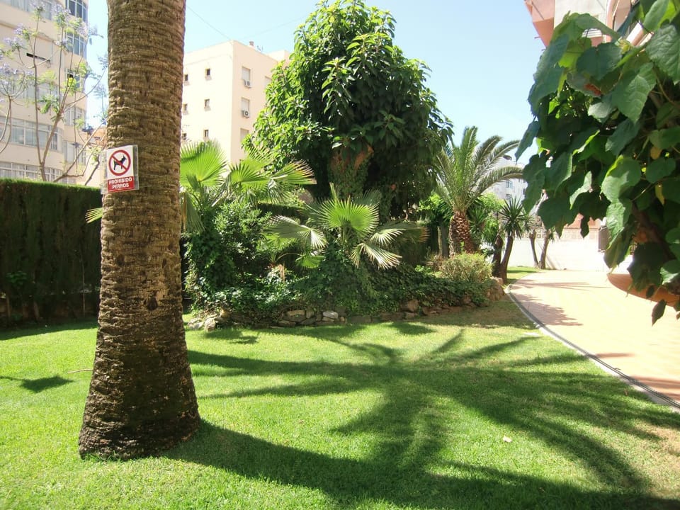 Apartamento con piscina a 150 metros playa Netflix P Video Aire Acondicionado calefacción toallas y sillas playa sombrilla 2 terrazas una sobre piscina centro ciudad 1 Smart TV por habitación Apartment in Fuengirola