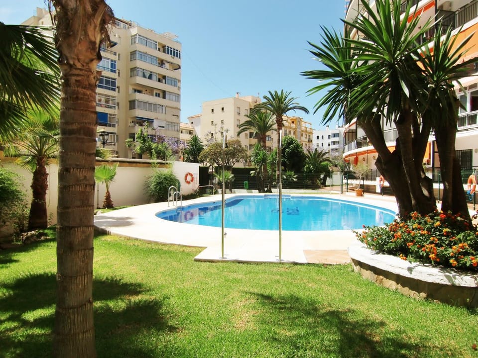 Apartamento con piscina a 150 metros playa Netflix P Video Aire Acondicionado calefacción toallas y sillas playa sombrilla 2 terrazas una sobre piscina centro ciudad 1 Smart TV por habitación Apartment in Fuengirola