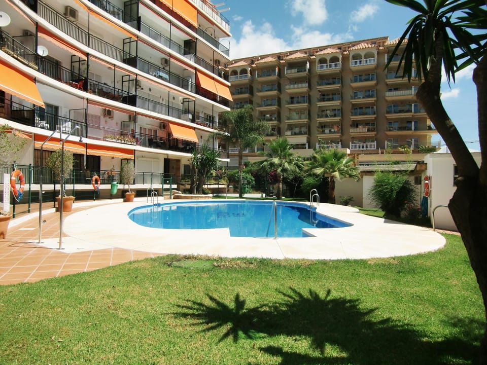 Apartamento con piscina a 150 metros playa Netflix P Video Aire Acondicionado calefacción toallas y sillas playa sombrilla 2 terrazas una sobre piscina centro ciudad 1 Smart TV por habitación Apartment in Fuengirola