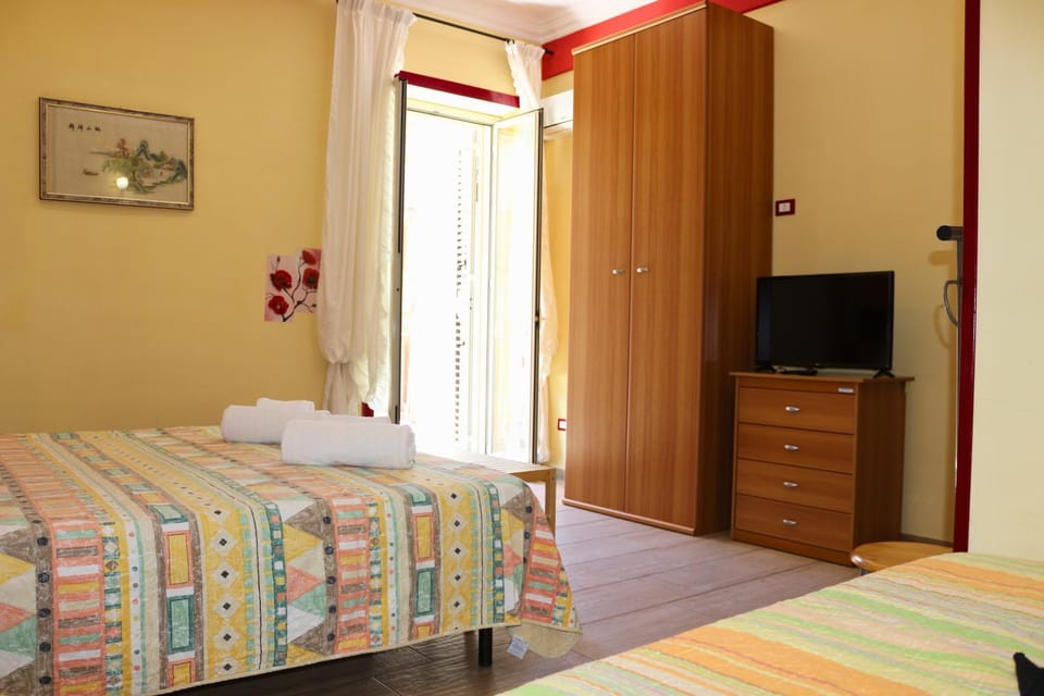 Bed, TV and multimedia, Photo of the whole room, Bedroom, towels, wardrobe