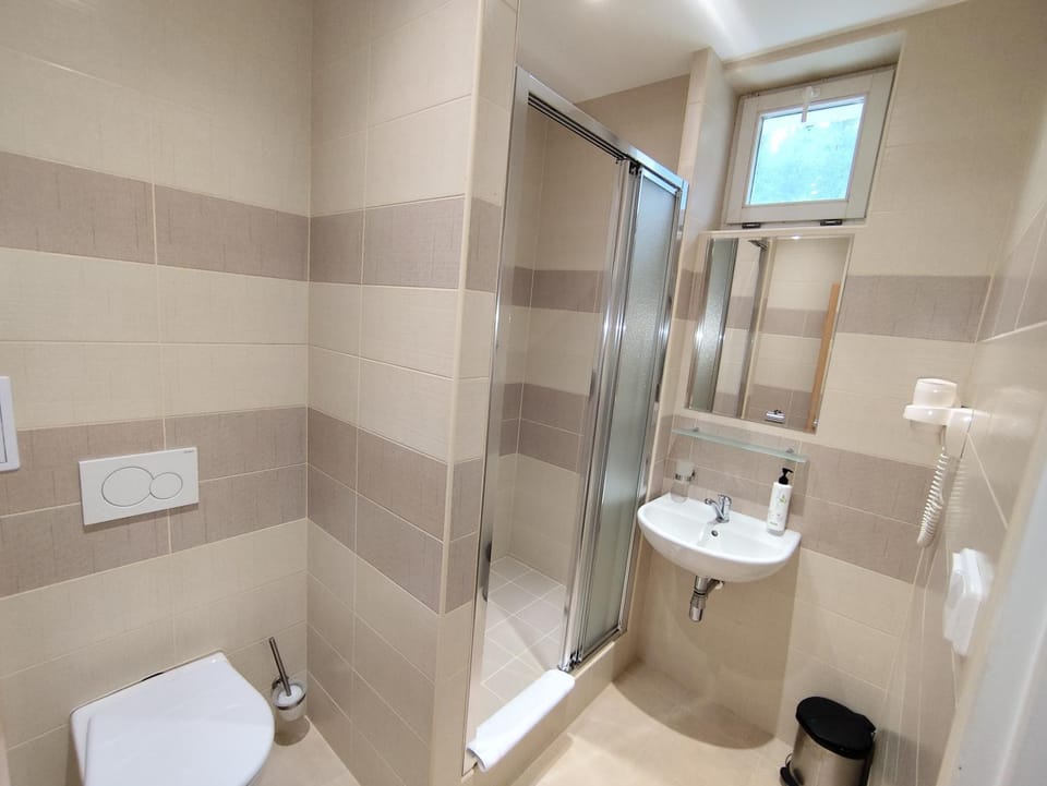 Shower, Bed, Bathroom, towels