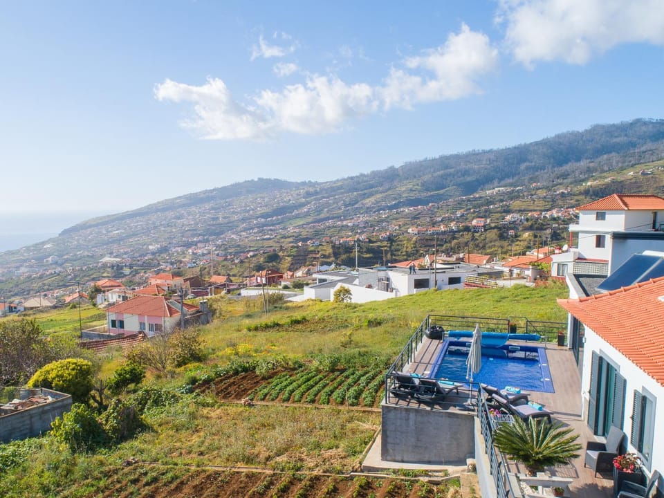 CASA LIRA Heated swiming, Sea View and Air Conditioning House in Madeira District