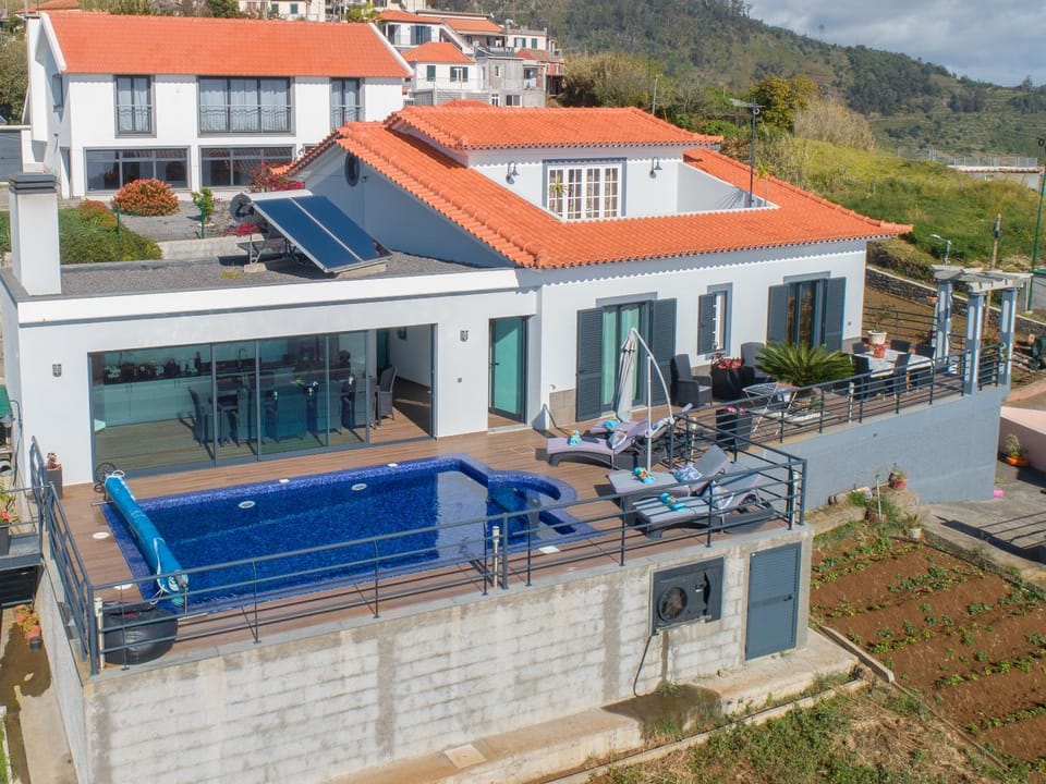 CASA LIRA Heated swiming, Sea View and Air Conditioning House in Madeira District