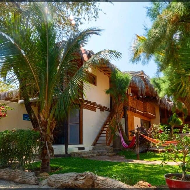 Muelle Viejo Bungalows Inn in Department of Piura