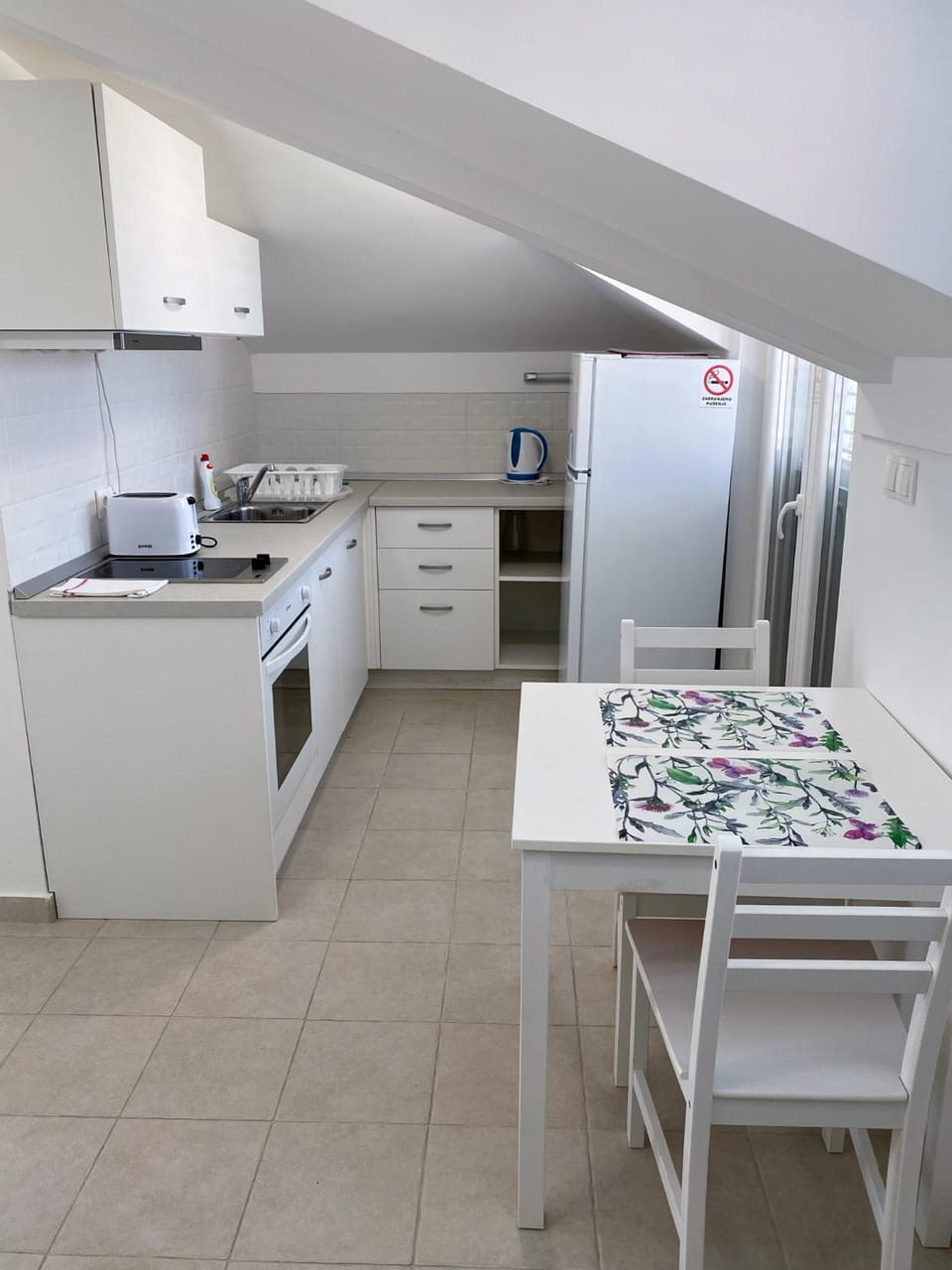 Kitchen or kitchenette, Dining area