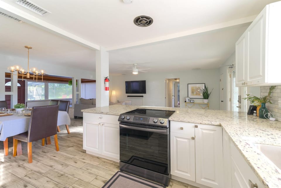 Lakefront 7 Bedroom Duplex, Pool, Boat, and Hottub House in Orlando