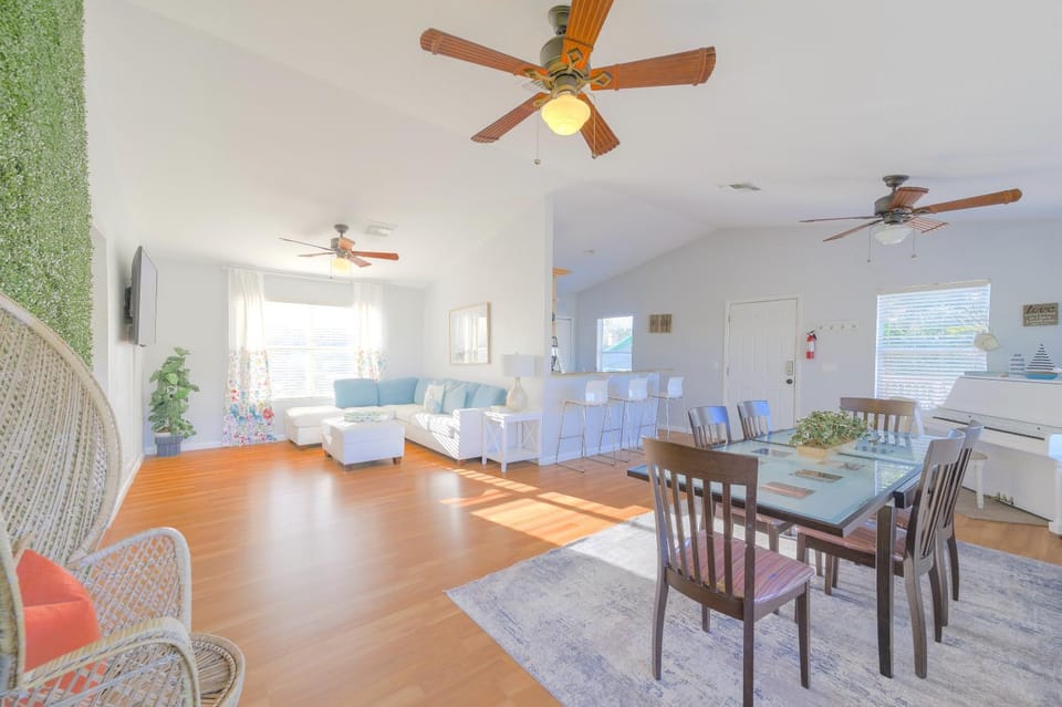 Lakefront 7 Bedroom Duplex, Pool, Boat, and Hottub House in Orlando