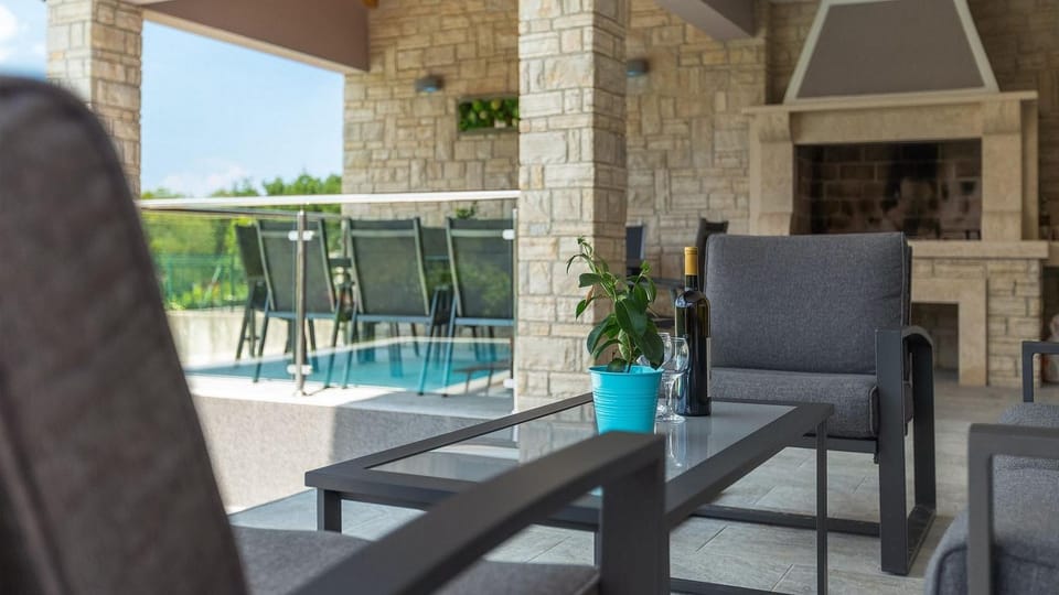 Day, Balcony/Terrace, Seating area, Swimming pool