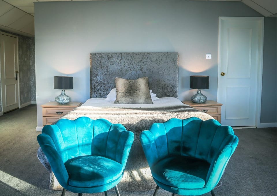 Bed, Photo of the whole room, Seating area, Bedroom