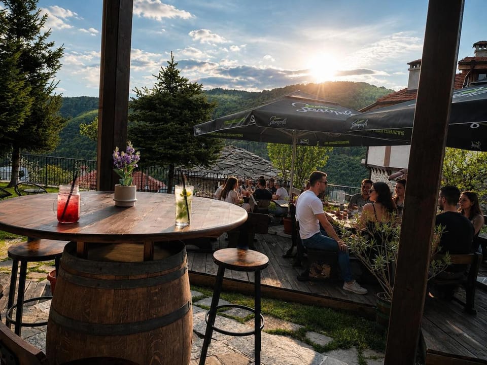 Restaurant/places to eat, People, Natural landscape, Food and drinks, Food, Guests, Breakfast, Drinks
