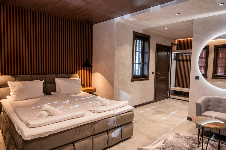 Bed, Photo of the whole room, Seating area, Bedroom