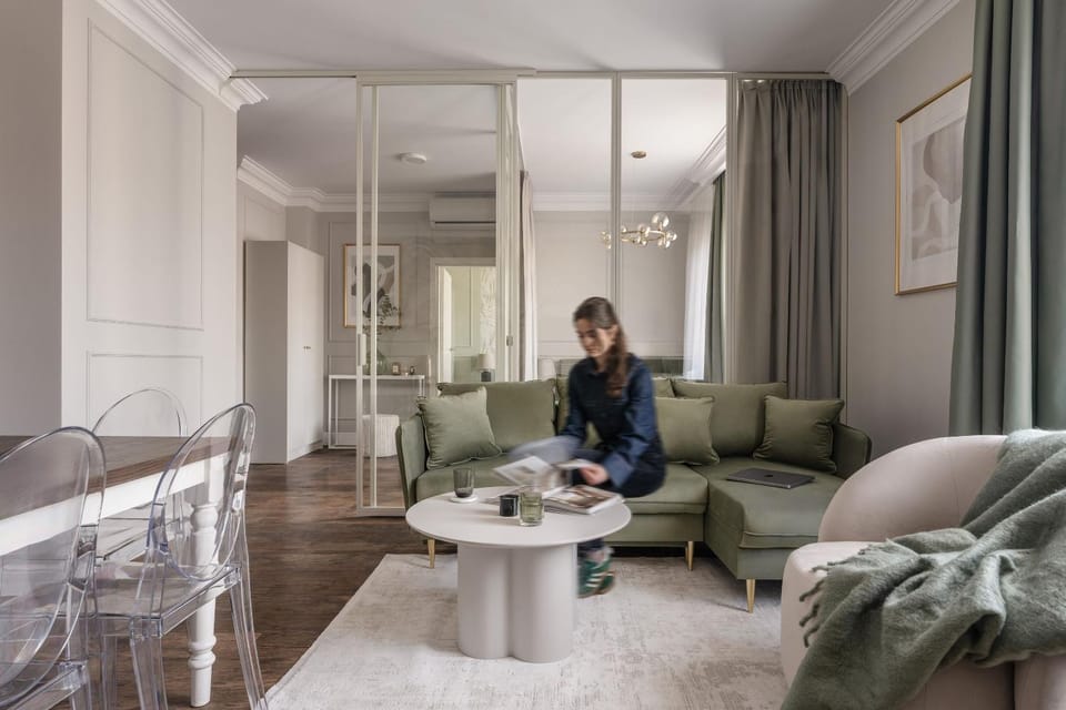 Living room, Seating area, Dining area, Guests