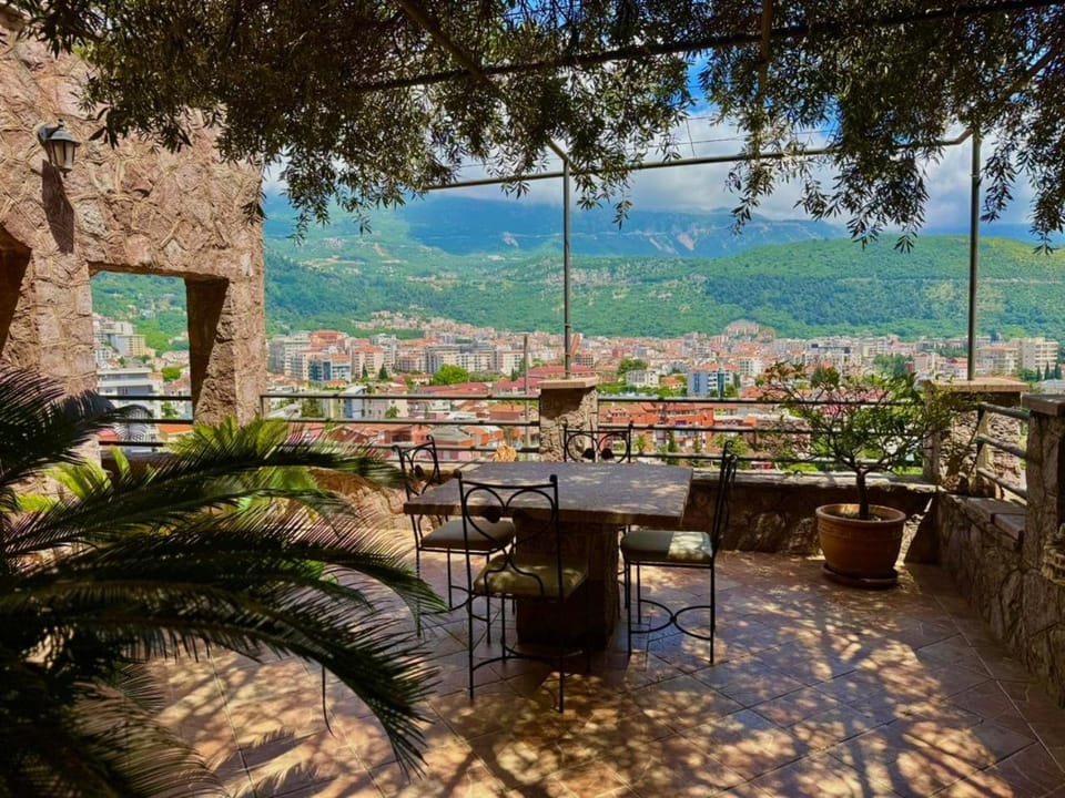 Natural landscape, View (from property/room), Balcony/Terrace, Dining area