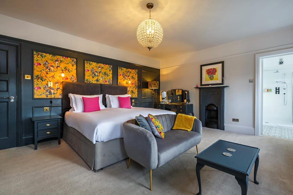 Photo of the whole room, Bedroom