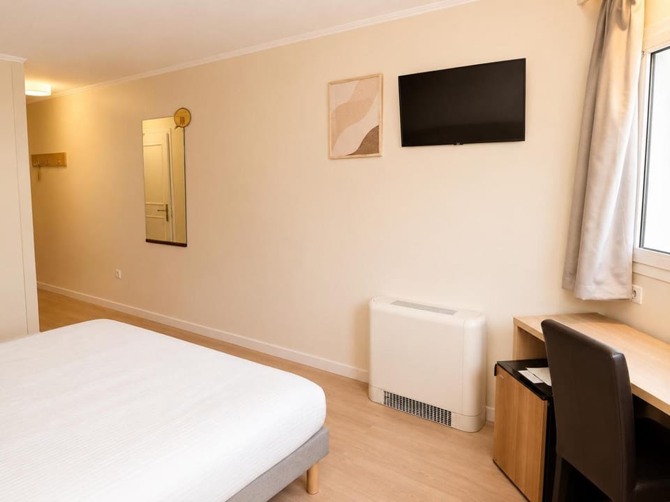 Bed, TV and multimedia, Photo of the whole room, Bedroom
