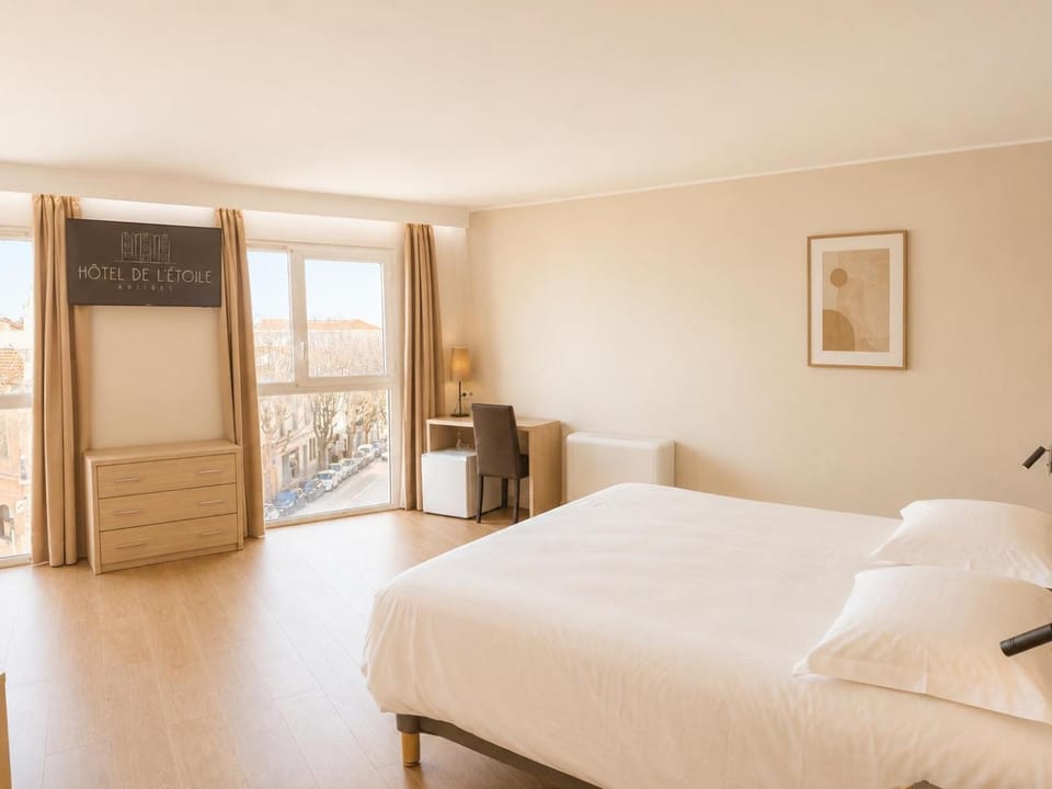 Bed, TV and multimedia, minibar, storage