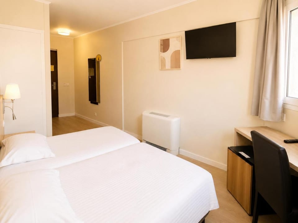 Bed, TV and multimedia, Bedroom, minibar, air conditioner