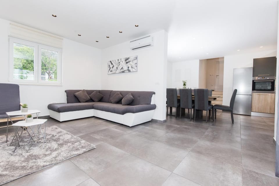 Communal lounge/ TV room, Day, Summer, On site, Family